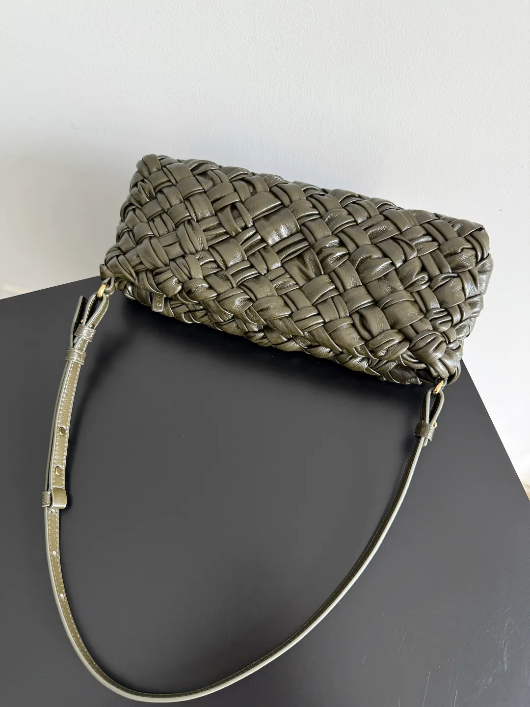 Batch 2560 BottegaVeneta's latest Kalimero cha cha fashionable chacha woven handbag, a solid product! This is really not easy to make. The oil-waxed cowhide used requires craftsmen with more than 10 years of experience to produce the effect. The hand-knitting process is very difficult and time-consuming. It is a very heavy-duty product. It has a unique texture and is worth buying. The length of the shoulder straps is also perfectly adjustable. Style number: 785780 Size: 28.5*15*6cm